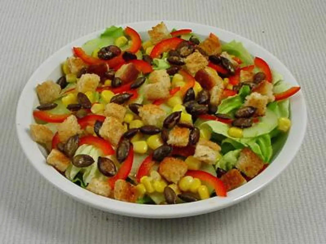 Salat mit gerösteten Kürbiskernen und Croutons