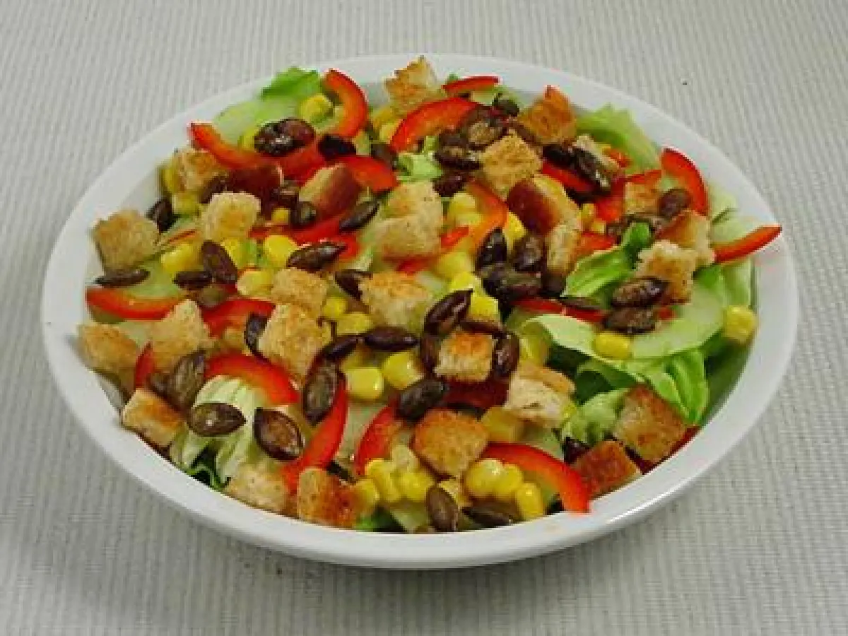 Salat mit gerösteten Kürbiskernen und Croutons