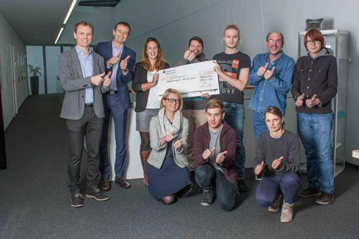 Große Freude über den Spendenscheck über 5 000 Euro.