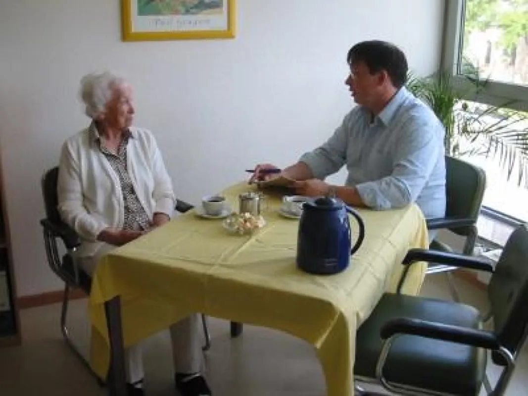 Patrick Wiek bei der Beratung zur Pflege in häuslicher Umgebung und zum persönlichen Hilfebedarf im Sinne der Pflegeversicherung