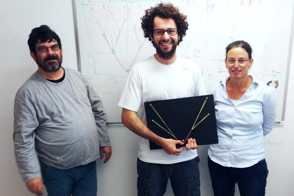 Dr. Giddy Landan, Fernando Tria und Prof. Tal Dagan (left to right) visualize the rooting of an evolutionary tree. (Photo: Ryszard Soluch)