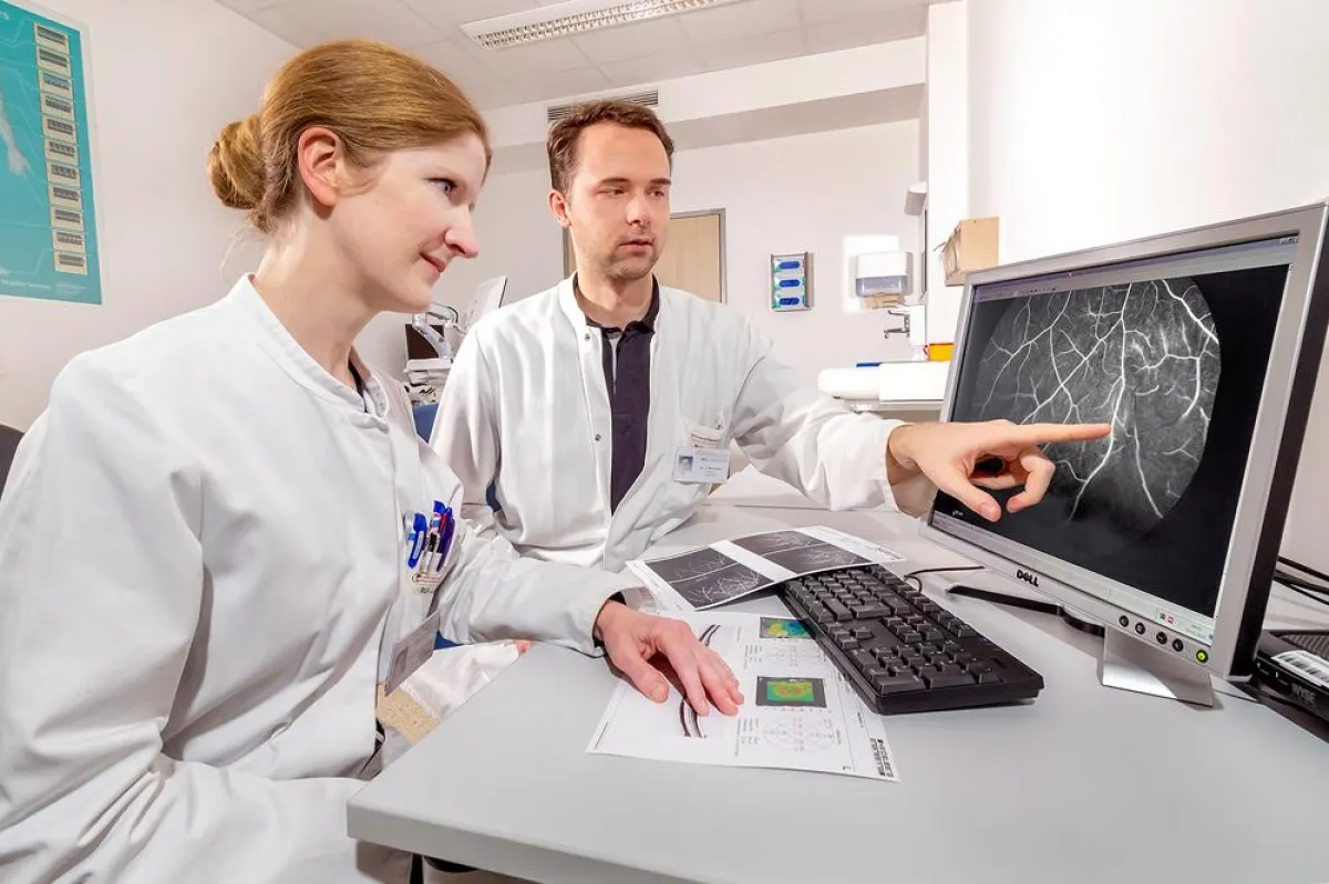 Priv.-Doz. Dr. Ilka Kleffner und Dr. Jörg Rehrmann besprechen die retinale Fluoreszenzangiografie