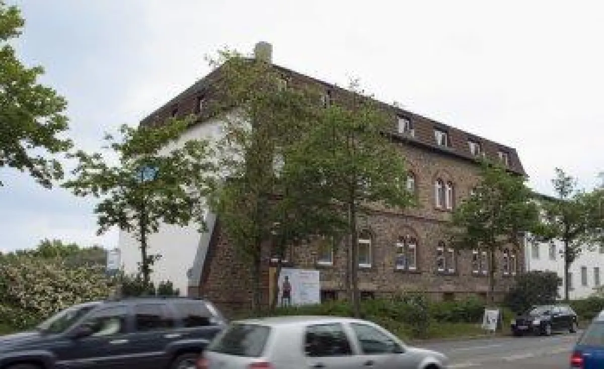 Firmensitz mit Büros und Ausstellungsräumen in 2 Etagen und weiteren vermieteten Büros - Büro-Goertz in Darmstadt