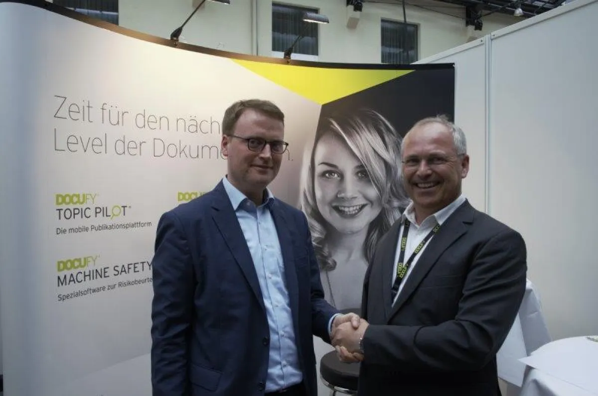 Acrolinx-GF Ulrich Callmeier (links) und Uwe Reißenweber (DOCUFY GmbH), schließen Partnerschaft