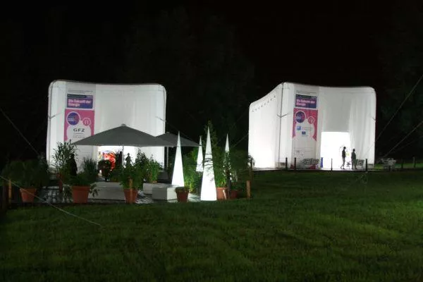 Bild: 60 Aufblasbare Leuchtkegel und aufblasbare Zelte für die Lange Nacht der Wissenschaft