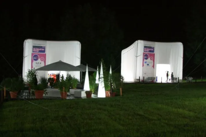 60 Aufblasbare Leuchtkegel und aufblasbare Zelte für die Lange Nacht der Wissenschaft Bild: 60 Aufblasbare Leuchtkegel und aufblasbare Zelte für die Lange Nacht der Wissenschaft