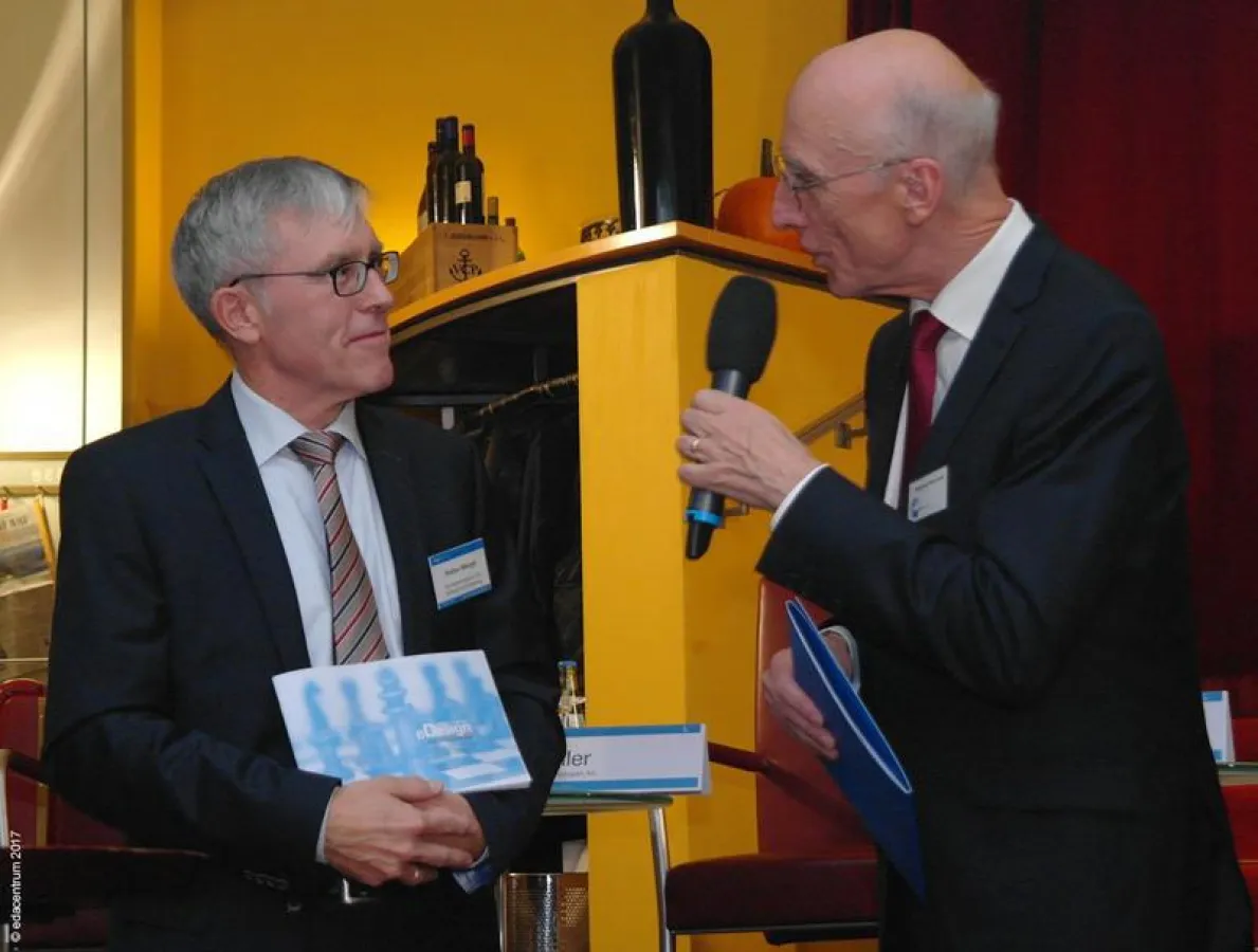 Prof. Dr. Wolfgang Rosenstiel, edacentrum, übergibt das Forschungsthemenpapier eDesign 2018-2022 an Dr. Stefan Mengel, Leiter des BMBF-Referats „Elektronik; Autonomes elektrisches Fahren