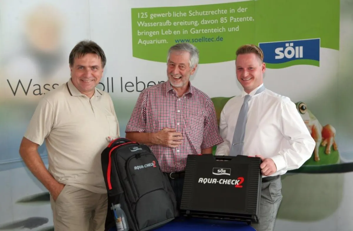 Claus-Albert Gumz (l.) & Robert Guggenbühl (M.) nahmen die Fotometer von Björn Bodenschatz entgegen.