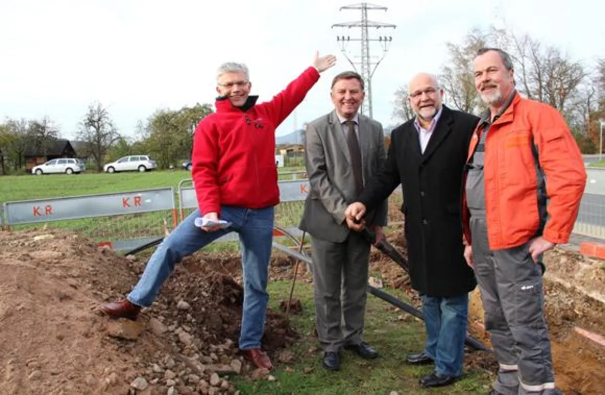 Kurt Stang (E.ON Mitte), Bürgermeister Horst Groß sowie Peter Guse und Lothar Schuhmann (E.ON Mitte)