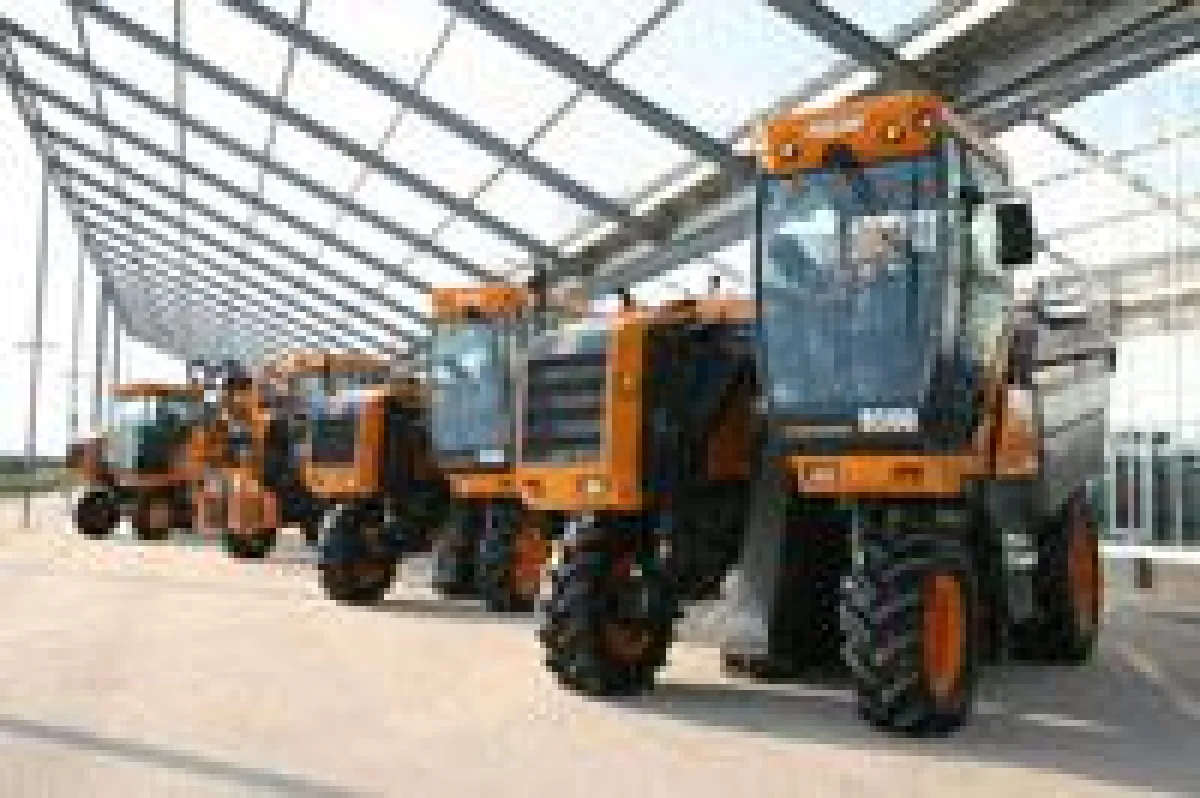 Im Vorwärts- oder Rückwärtsgang, in Kurven und an Wendepunkten: Die Maschine von Pellenc ermöglicht eine entspannte Weinlese.