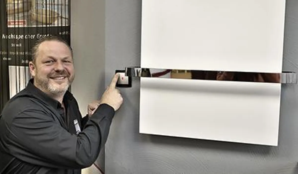 So einfach geht’s: Per Knopfdruck schaltet Andreas Geelen die Infrarotheizung ein. © Holger Bernert