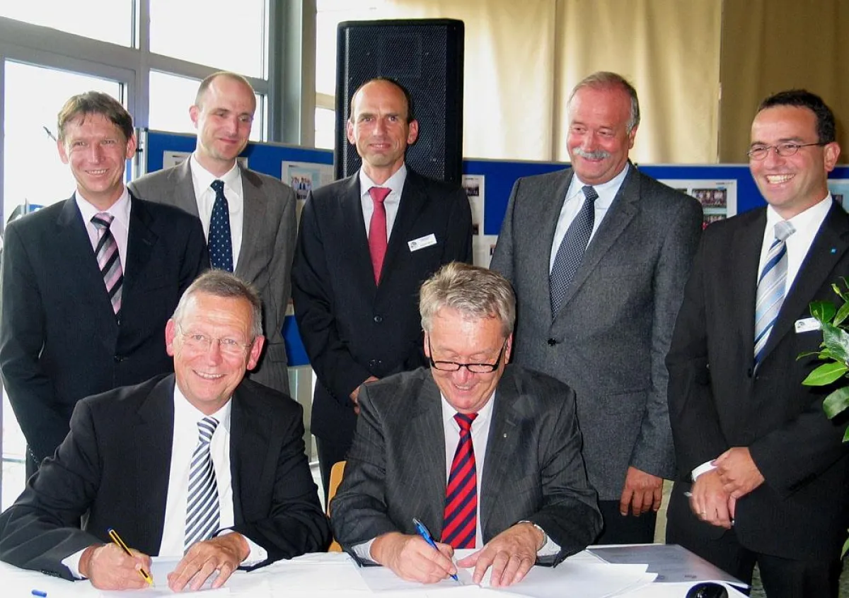 OSTD Christian Schmidt und Hochschulpräsident Hans Eberhard Schurk bei der Unterzeichnung der Kooperationsvereinbarung