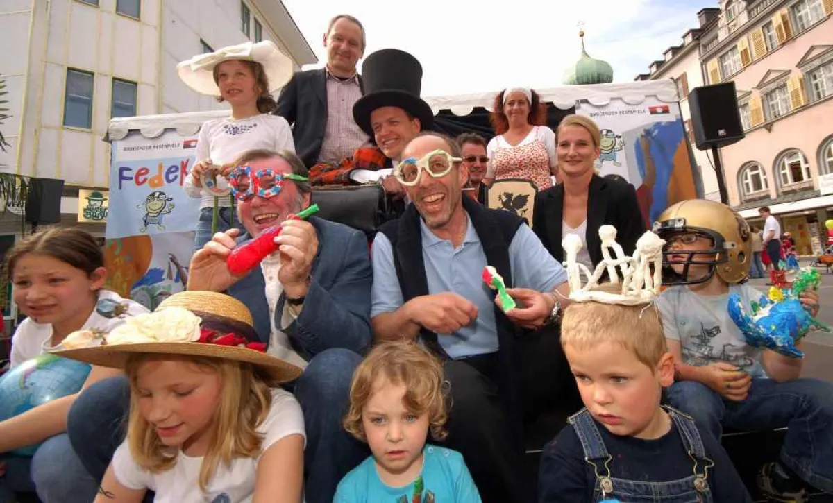Genossen sichtlich den Besuch bei der „Stadt der Kinder“: Festspiel-Intendant David Pountney und Stadtrat Michael Rauth