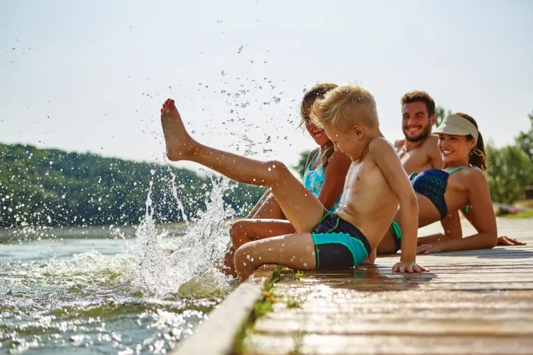 Bild: Kindergesundheit: Unbeschwert durch den Sommer: Ferien, Sonnenschein und Badespaß genießen und Risiken umgehen