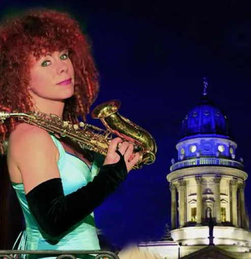 Bild: Strahlende Saxophonklänge locken zum Lichtfestival Konzert in Berlin