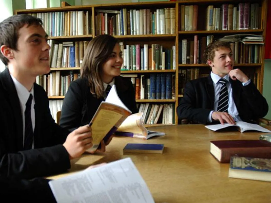 Internationale Studenten beim lernen in der Bibliothek