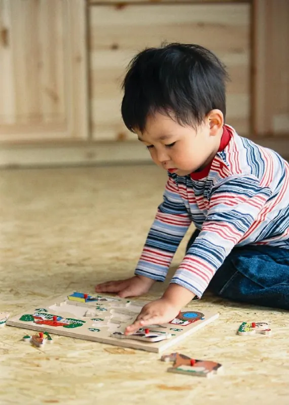 Die Welt von klein auf begreifen: Mit Spielzeug aus Holz können Kinder ihren Forscherdrang stillen - auch wenn Bauklotz und Co. einmal in den Mund genommen werden.