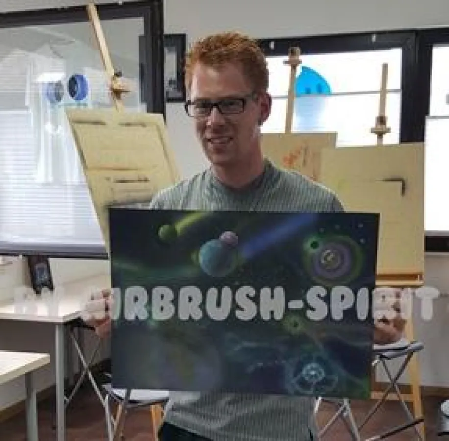 Stolz präsentiert Marcel sein fertiges Bild