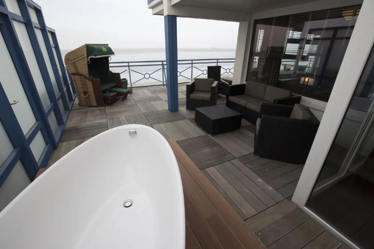 Baden mit Blick auf das Wattenmeer in Cuxhaven (Foto: Kamp Hotels)