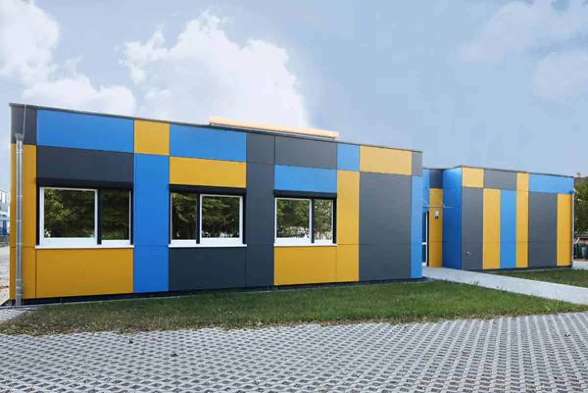 Farbenfroh empfängt der Modul-Anbau der Hardtschule Durmersheim die Schüler und Lehrer