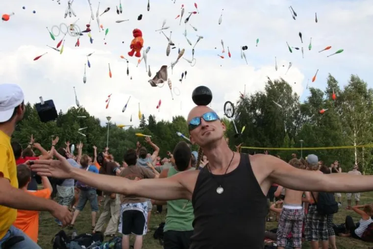 Bild: RTL Supertalent Finalist Kelvin Kalvus kugelt beim weltgrößten Jongliertreffen in Finnland