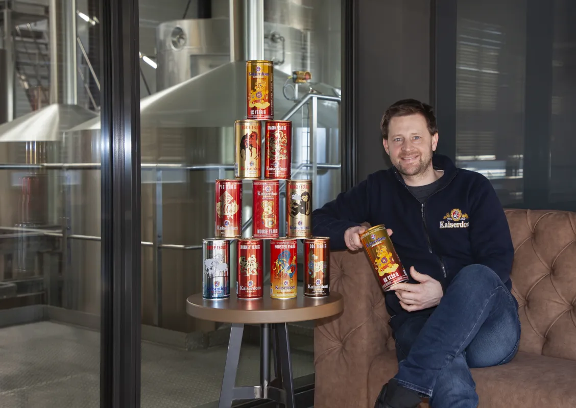 Geschäftsführer Felix Wörner mit den Specialedition 1Liter Bierdosen