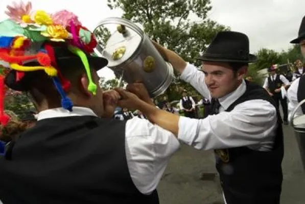 Bild: Auf geht´s - Bei den Kirchweihen im Naturpark Frankenwald warten der Gießer und die Jungferkättl auf Besucher