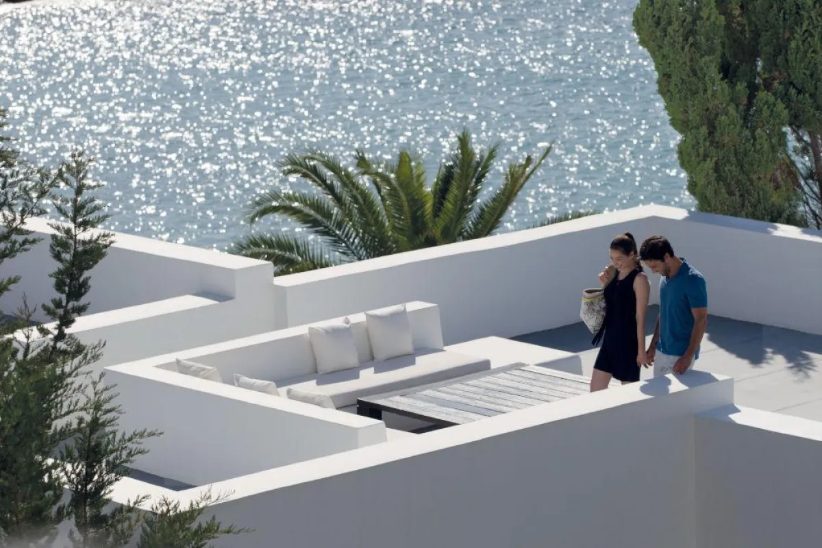 Das Designhotel Almyra liegt direkt am Meer an der Südwestküste Zyperns