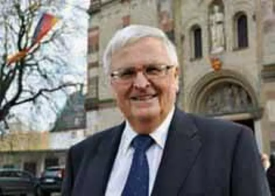 Bild: Auf den Spuren der Vergangenheit - DFB-Präsident Theo Zwanziger im Oderbruch