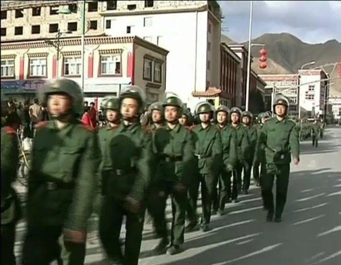 Sicherheitskräfte marschieren durch Lhasa