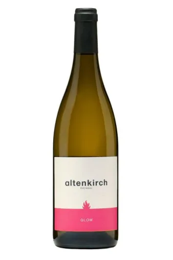 Bild: Let it Glow: Weingut Altenkirch bringt mit weißem Premium-Glühwein Weihnachten ins Glas