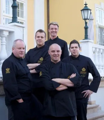 Bild: Österreicher fliegen auf Schloss Hertelendy: Per Privatflugzeug zu Ungarns Traumschloss