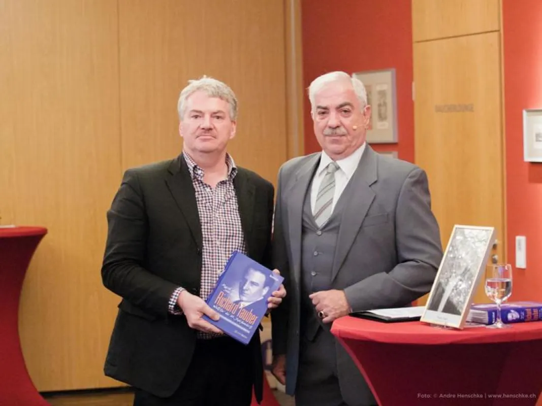 Semperoper-Intendant Wolfgang Rothe erhält das erste Exemplar des Buches von Autor Martin Sollfrank