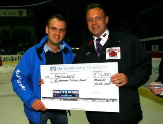 Bild: Werbepartner überreichen den EC Hannover Indians Scheck für einen guten Zweck