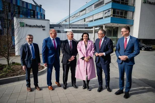 Bild: Bundesforschungsministerin Dorothee Bär  weiht Forschungsneubau ein: Neue Labore und Maschinen für Hightech-Forschung