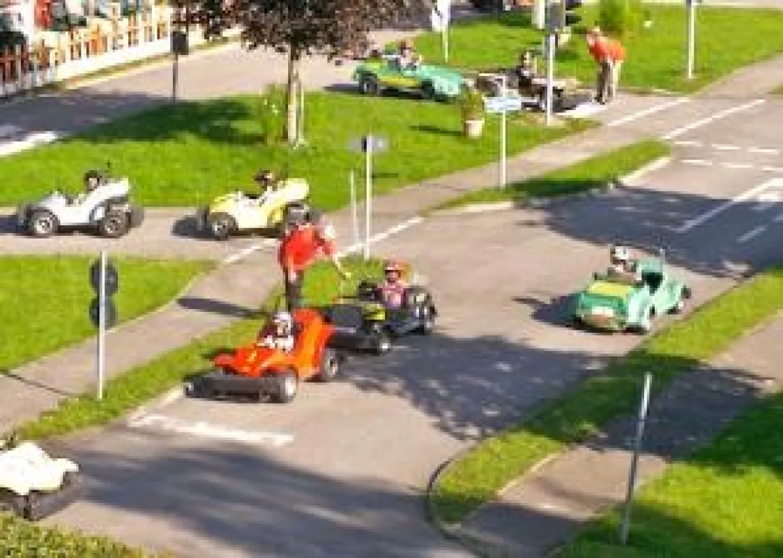 Kinder-Freizeitausflug in den Herbstferien 2009 -Kinder Verkehrsübungsplatz Kiddicar bei Muenchen