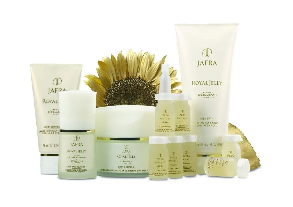 Jafra Royal Jelly verwendet Gelée Royale, den Futtersaft, mit dem Honigbienen ihre Königinnen aufziehen. Dies ermöglicht eine noch wirksamere Pflege anspruchvoller Haut.
