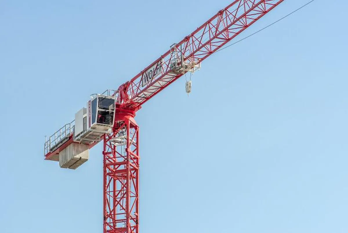 Der neue Laufkatzkran wird in zwei Versionen mit jeweils drei Turmanschlüssen erhältlich sein