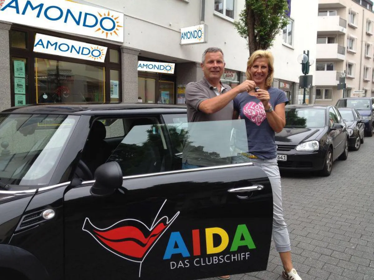 Frau Claudia Dimnik erhält den AIDA Mini von Amondo