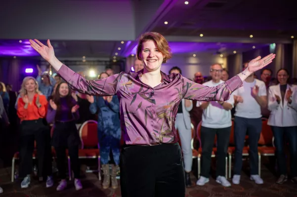 Erster Auftritt beim internationalen Speaker Slam führt direkt nach New York City Bild: Erster Auftritt beim internationalen Speaker Slam führt direkt nach New York City