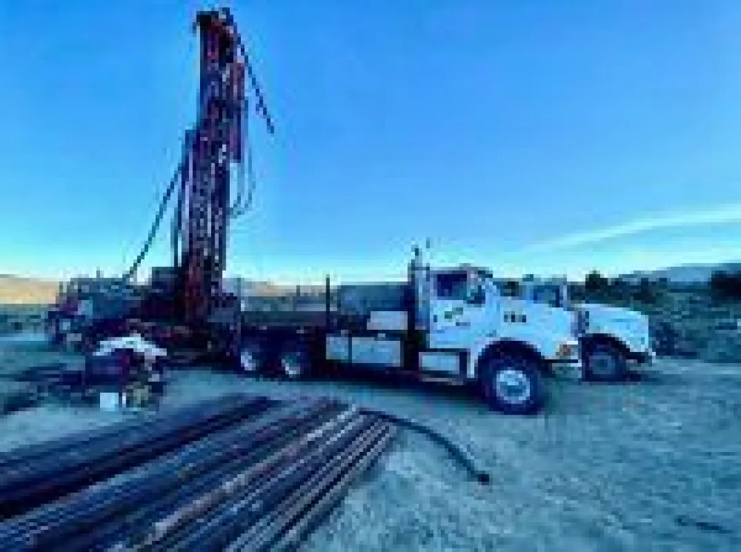 Bohrbeginn auf dem Alpha-Projekt; Foto: Sitka Gold Corp.