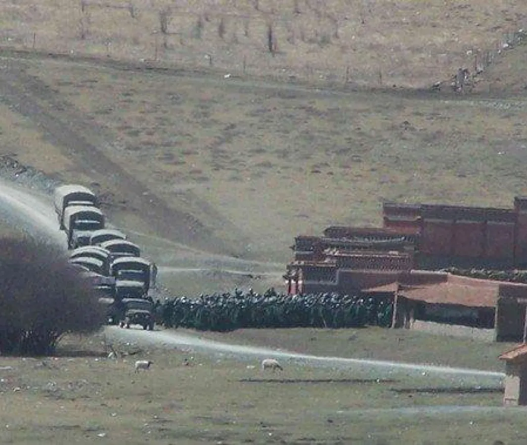 Militärlastwagen überfallen ein tibetisches Kloster