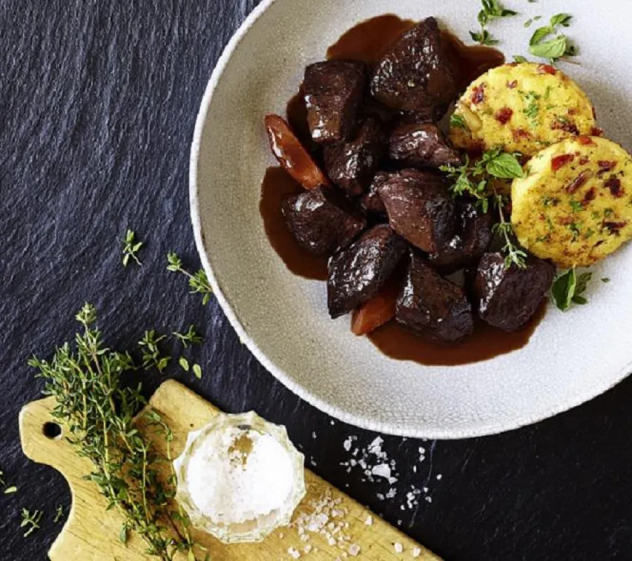 Hirschgulasch mit Polenta-Talern und Preiselbeer-Reduktion