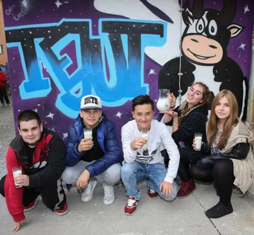 Bild: Augsburger Schule erstrahlt in buntem Glanz