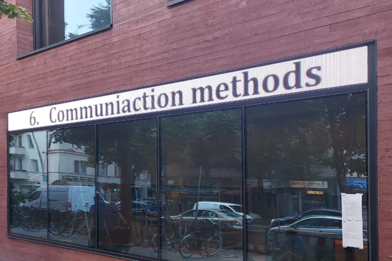 Berliner „Haus für Journalismus und Öffentlichkeit“ mit XXL-Laufschrift von Daylite Bild: Berliner „Haus für Journalismus und Öffentlichkeit“ mit XXL-Laufschrift von Daylite