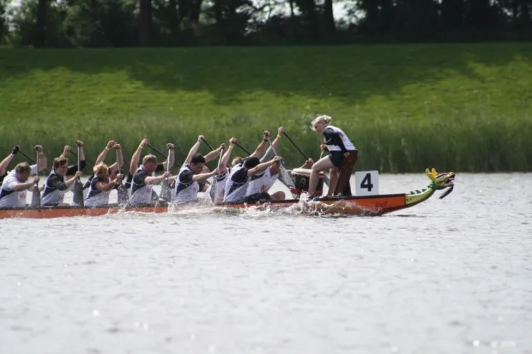 11. Bremer Drachenboot-Cup – Die Drachen sind zurück in der Stadt mit einem neuen Teilnehmerrekord Bild: 11. Bremer Drachenboot-Cup – Die Drachen sind zurück in der Stadt mit einem neuen Teilnehmerrekord