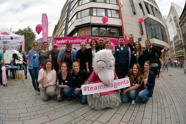Bild: Große Öffentlichkeitsaktion der dbb jugend nrw: Junge Beschäftigte werben für mehr Respekt