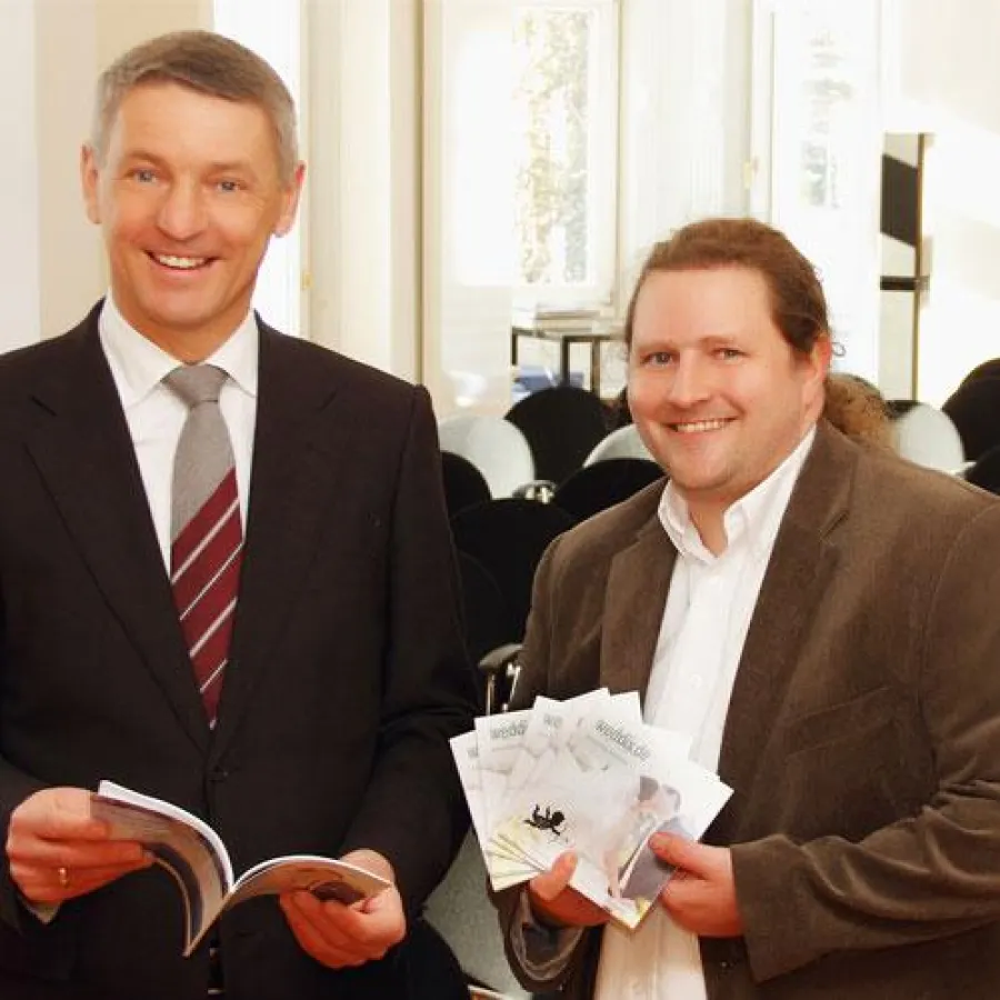 Regionaler Hochzeitsplaner bei der Übergabe an den Bürgermeister