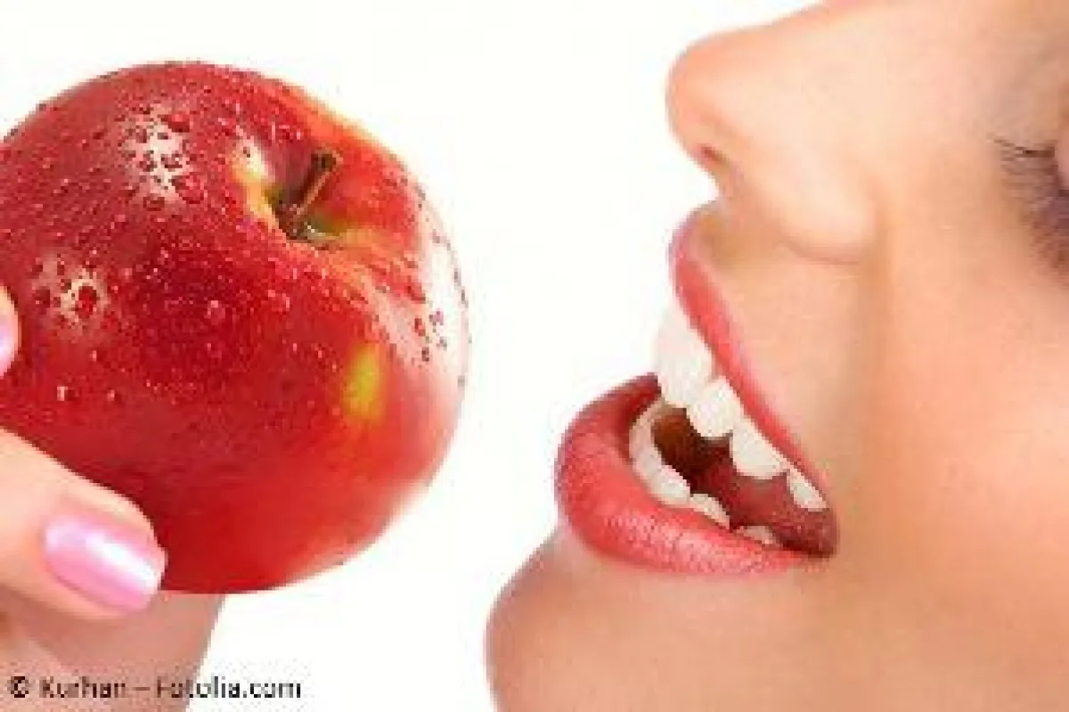 Zahnarzt Dr. Zastrow hat gute Tipps, wie man Parodontitis vorbeugen kann © Kurhan – Fotolia.com