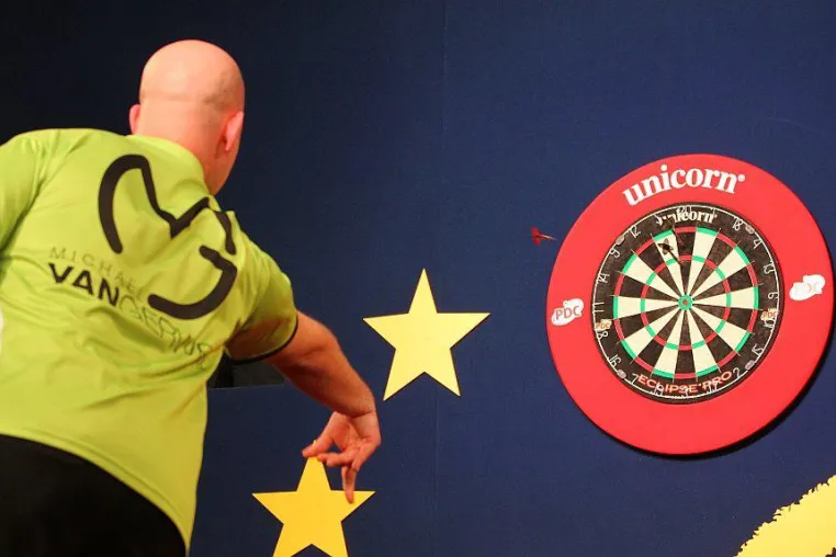 Bild: Der neue Darts - Weltmeister spielt sein erstes Turnier in Deutschland